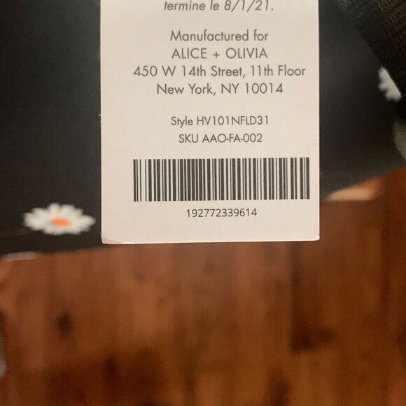 Alice + Olivia Daisy Print Bucket Hat & Duffel Bag Set - Picture 6 of 6